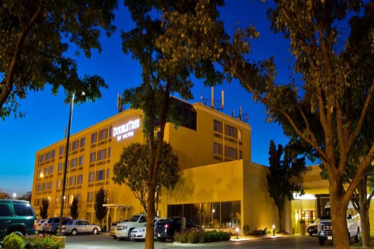 Hotel Doubletree By Hilton Wichita Airport Exterior foto