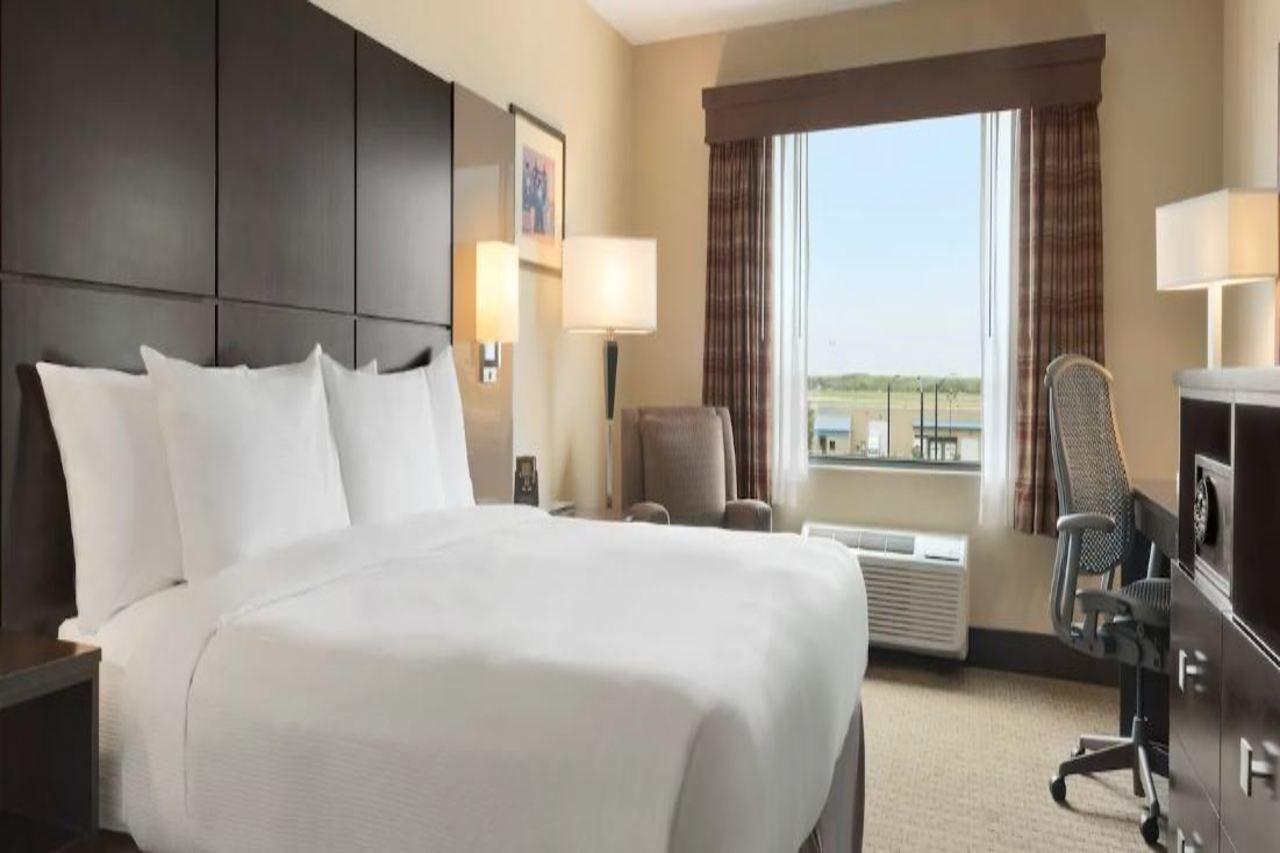 Hotel Doubletree By Hilton Wichita Airport Exterior foto