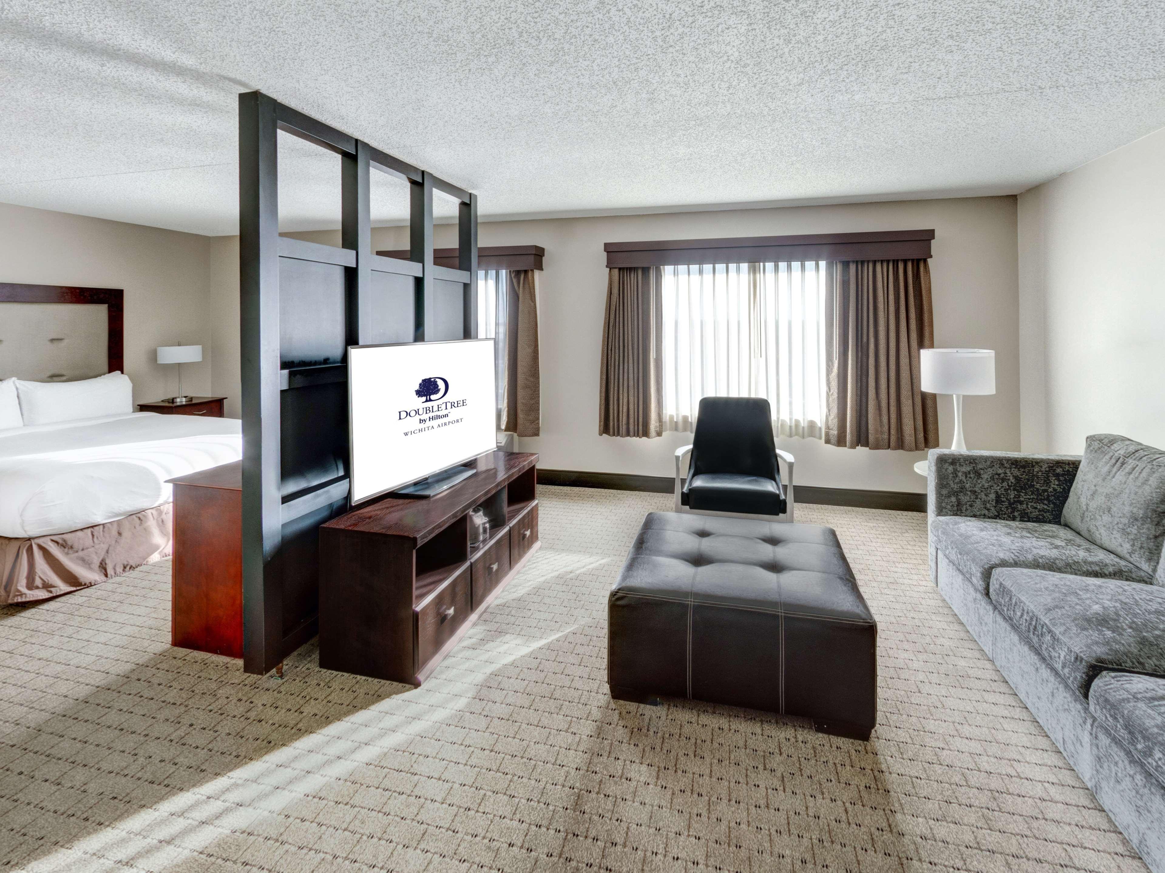 Hotel Doubletree By Hilton Wichita Airport Exterior foto