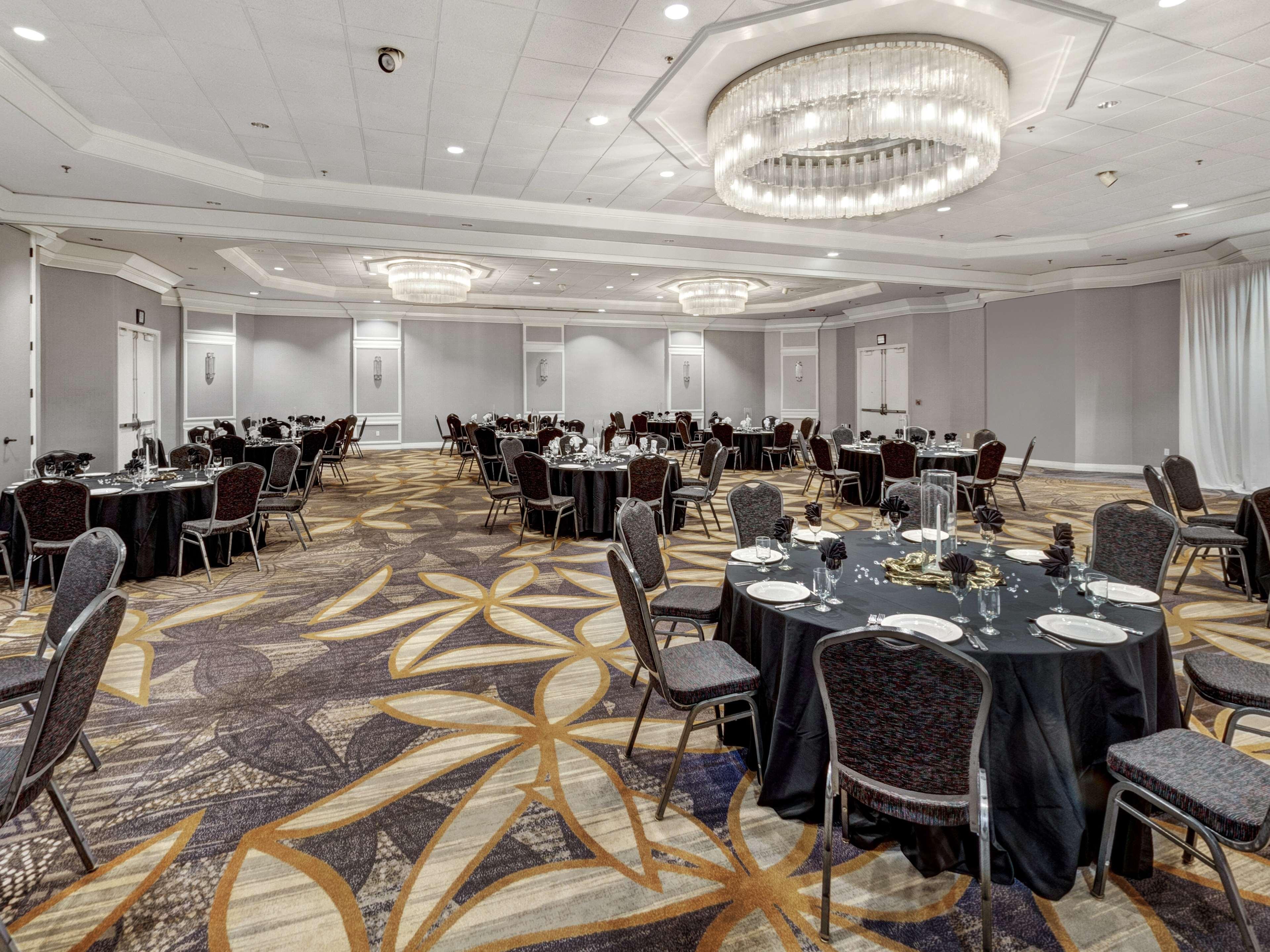 Hotel Doubletree By Hilton Wichita Airport Exterior foto