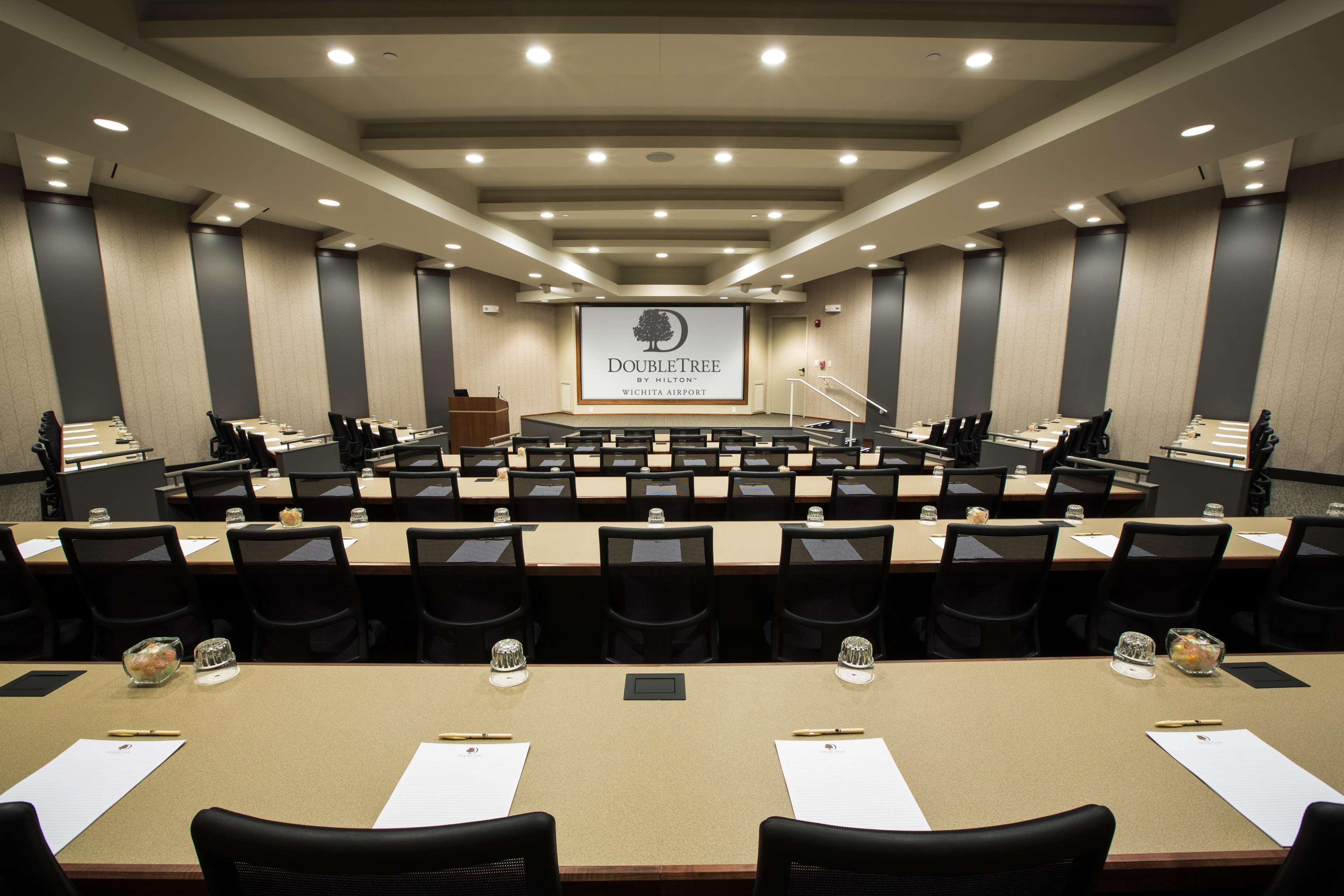 Hotel Doubletree By Hilton Wichita Airport Negocio foto