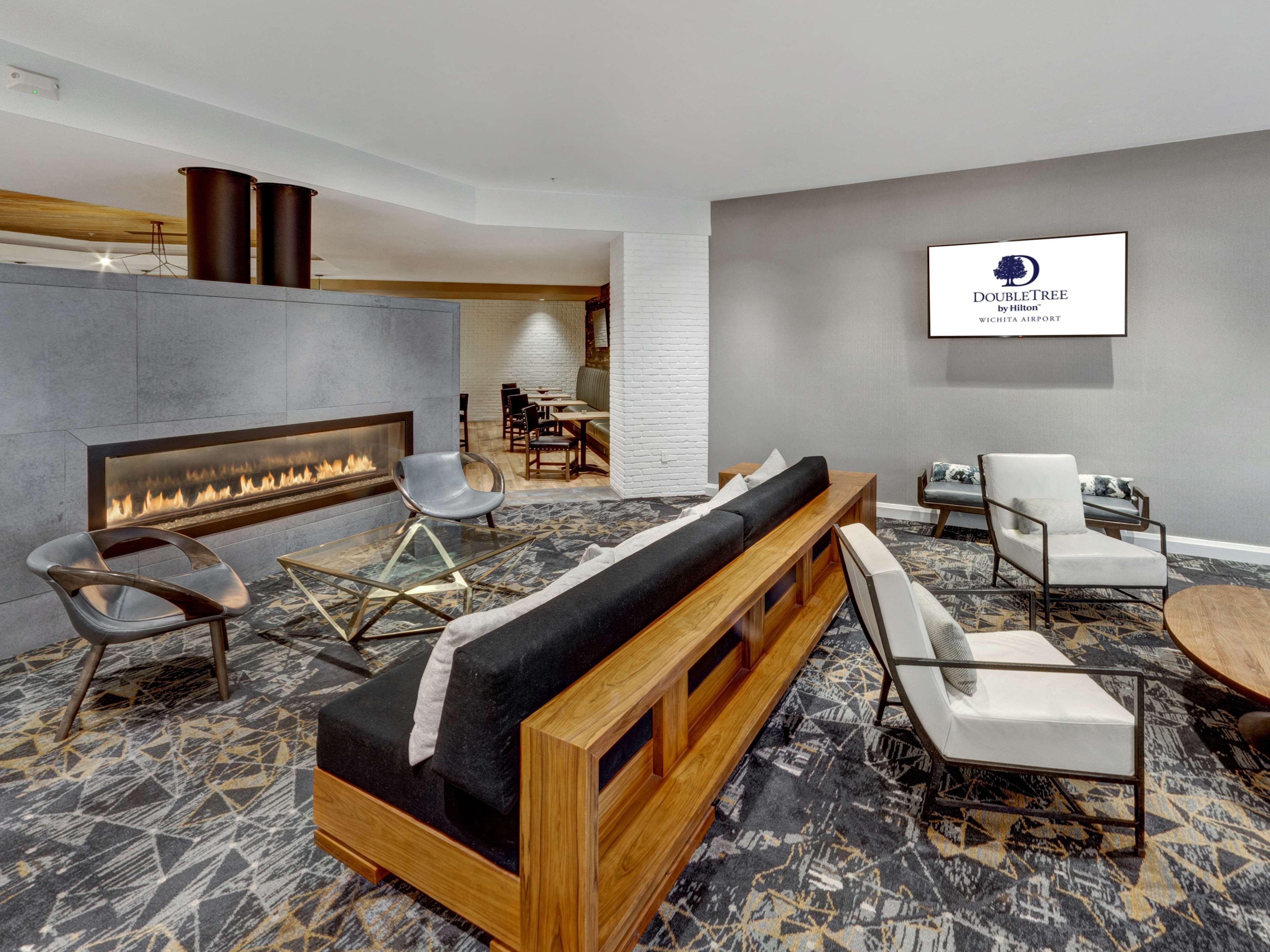 Hotel Doubletree By Hilton Wichita Airport Exterior foto