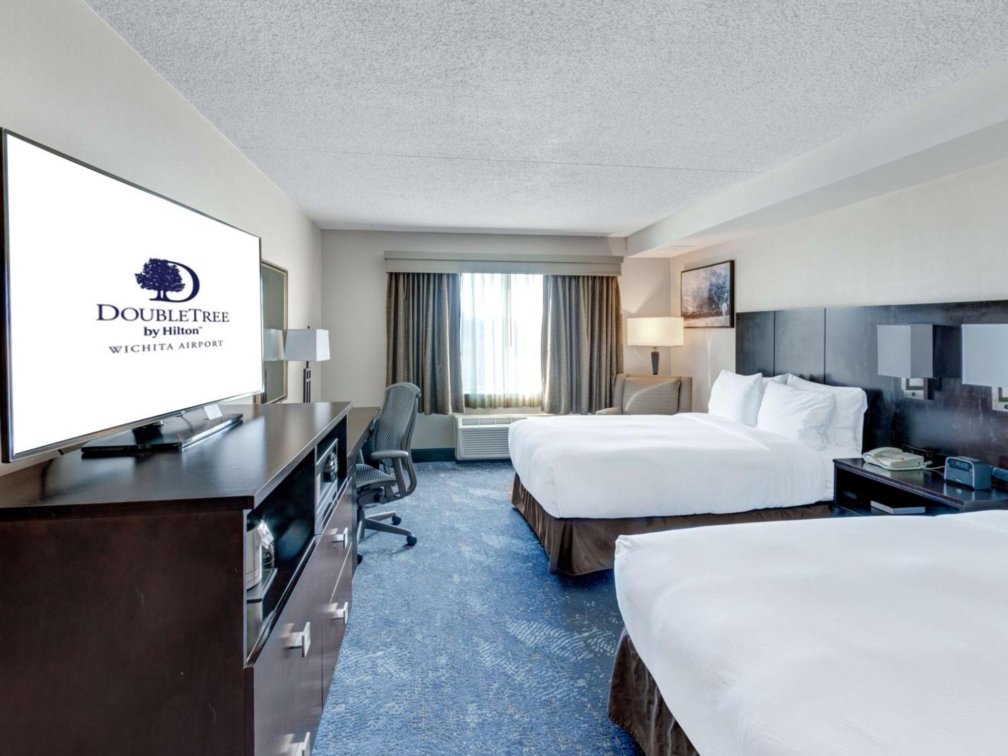 Hotel Doubletree By Hilton Wichita Airport Exterior foto