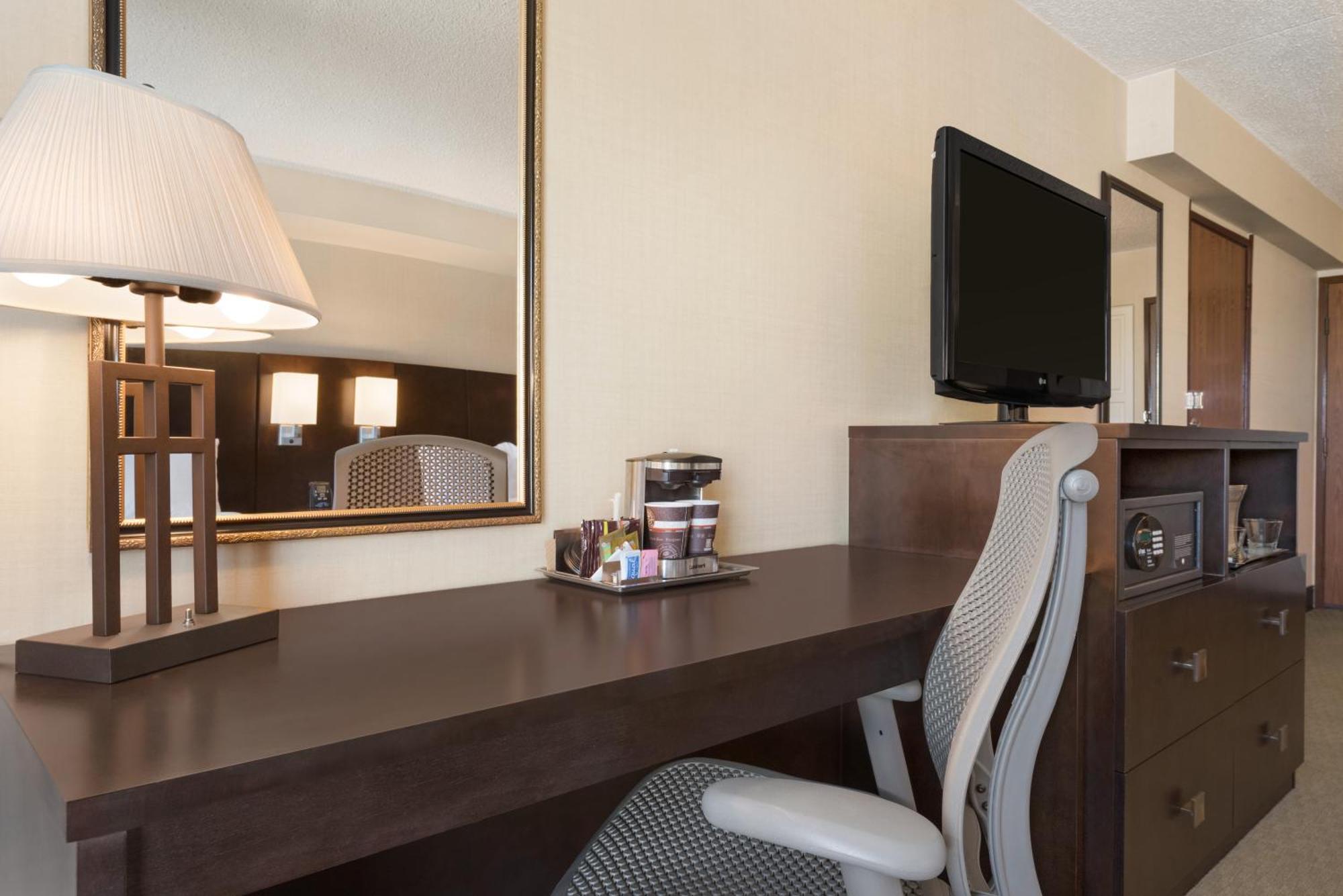 Hotel Doubletree By Hilton Wichita Airport Exterior foto