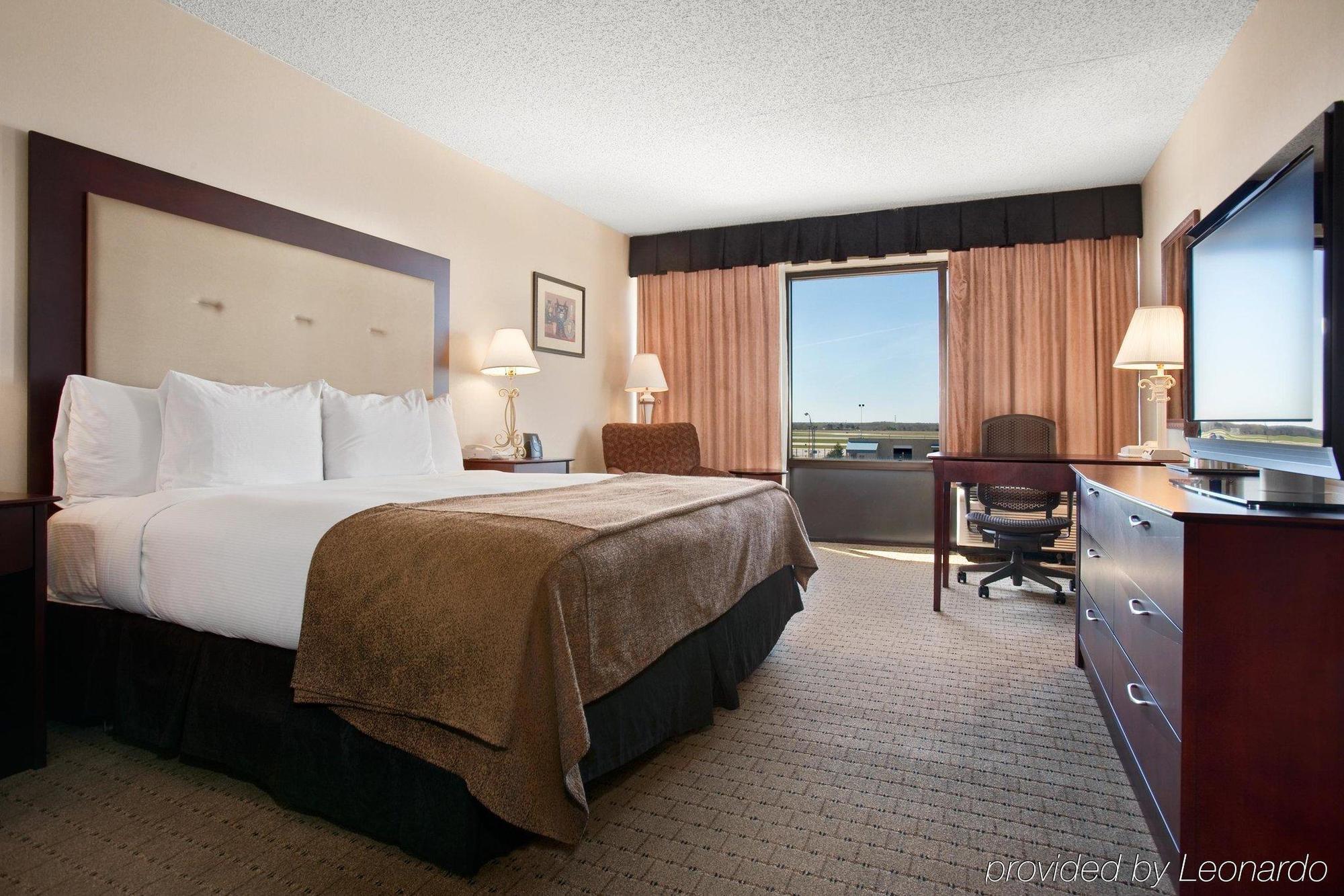 Hotel Doubletree By Hilton Wichita Airport Habitación foto