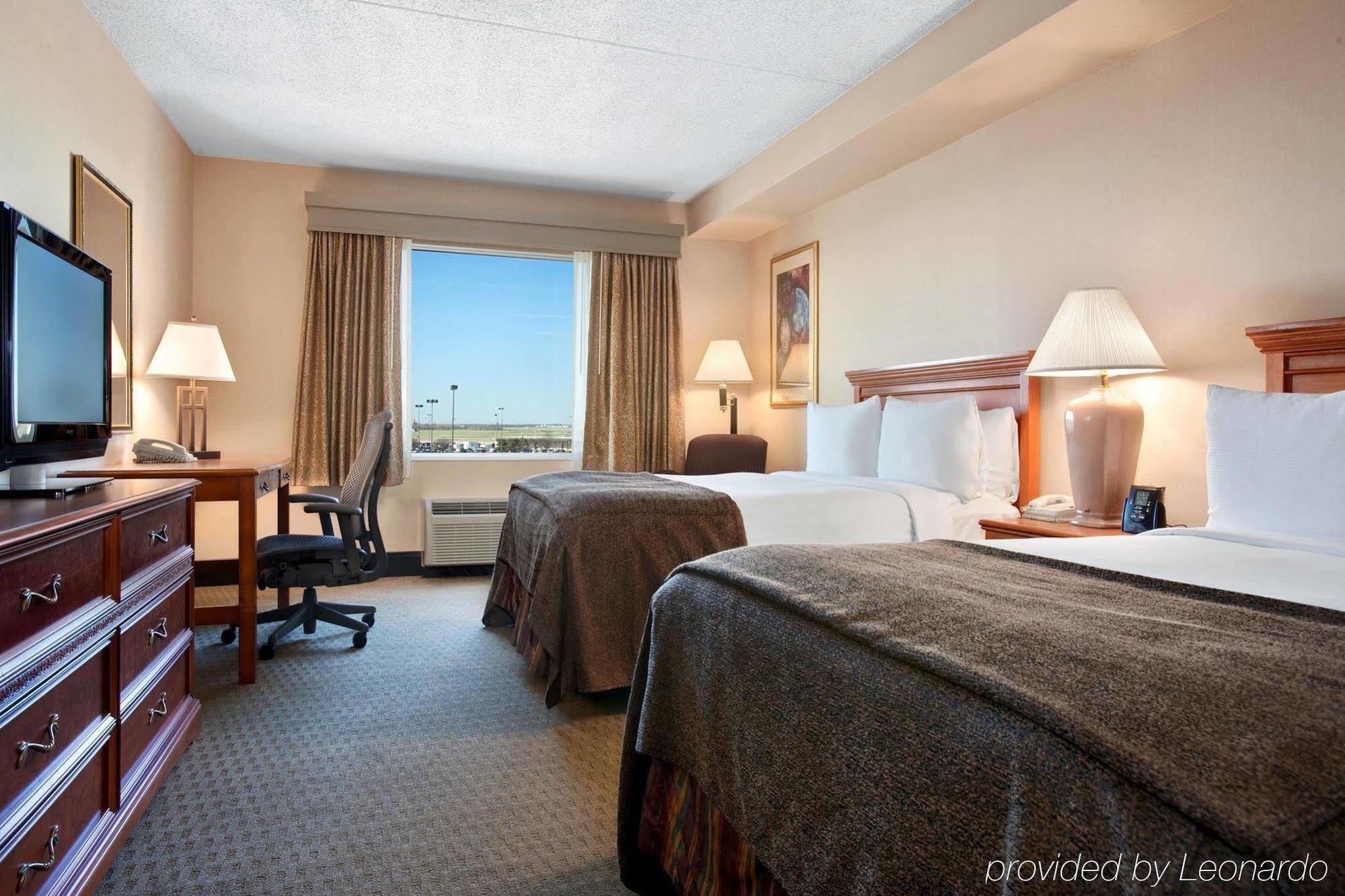Hotel Doubletree By Hilton Wichita Airport Exterior foto