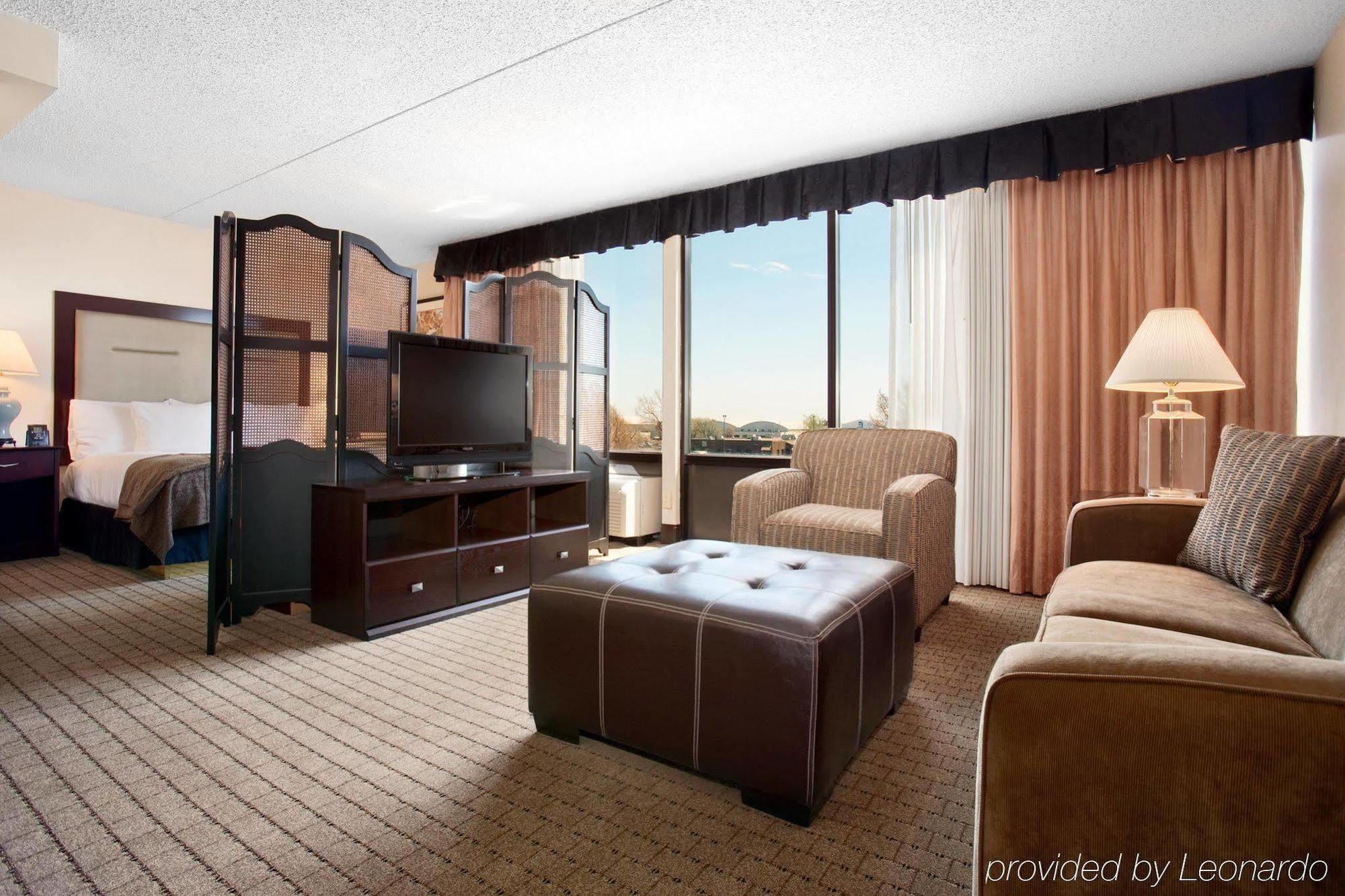 Hotel Doubletree By Hilton Wichita Airport Habitación foto