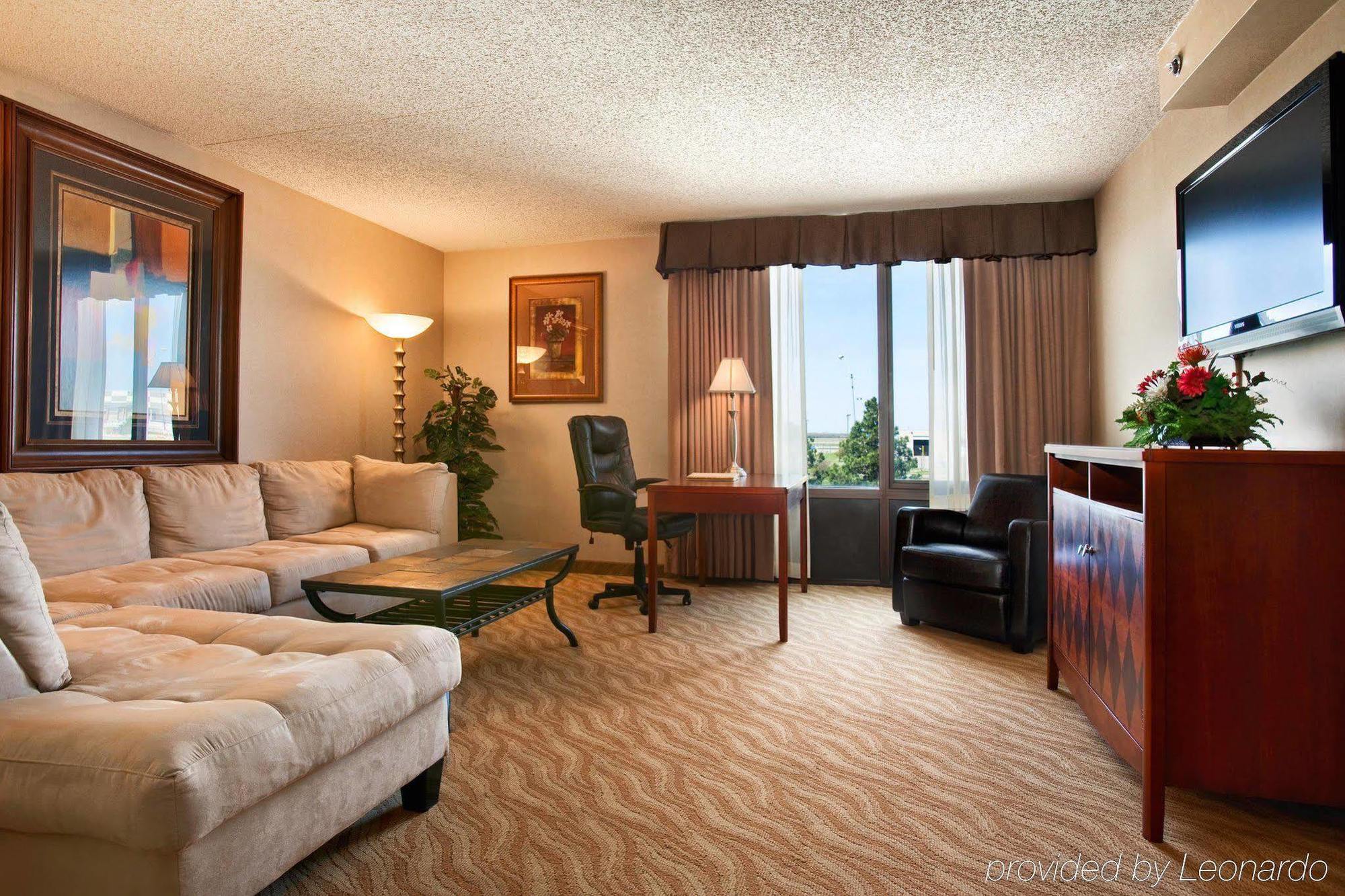 Hotel Doubletree By Hilton Wichita Airport Habitación foto