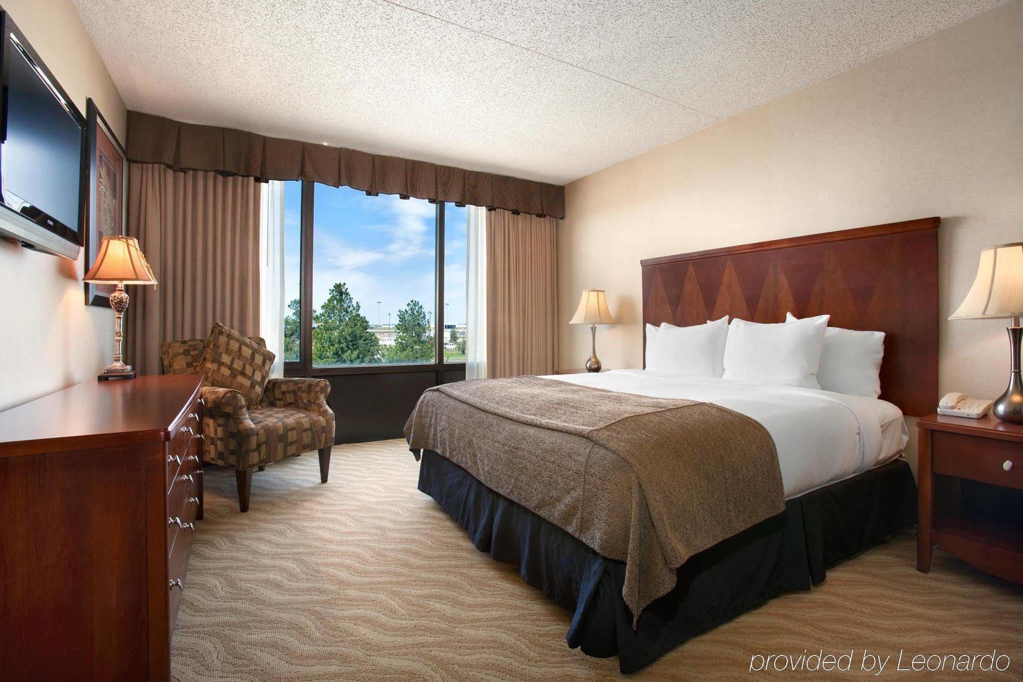 Hotel Doubletree By Hilton Wichita Airport Exterior foto