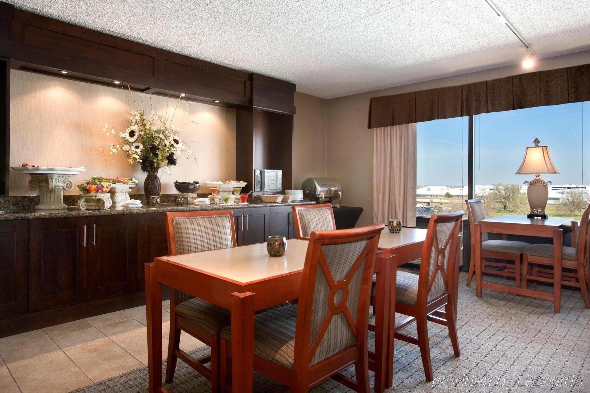 Hotel Doubletree By Hilton Wichita Airport Restaurante foto
