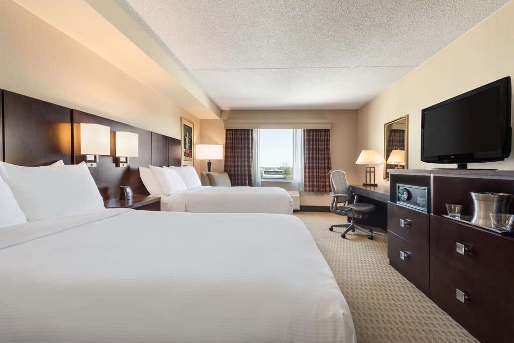 Hotel Doubletree By Hilton Wichita Airport Habitación foto